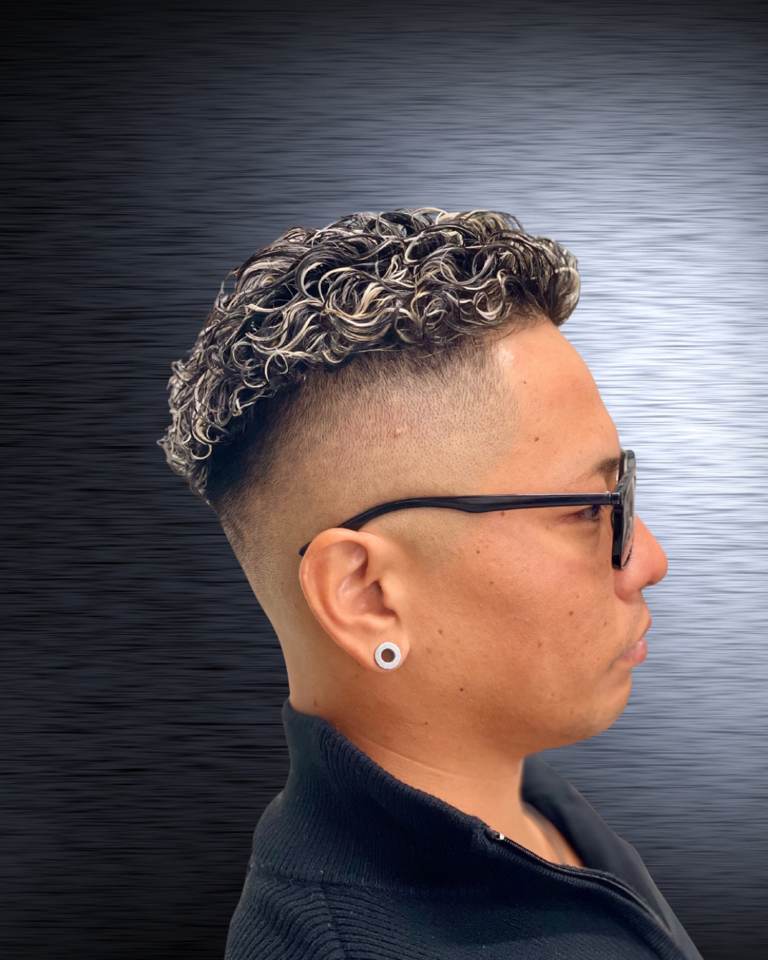カーリーヘアとスキンフェード